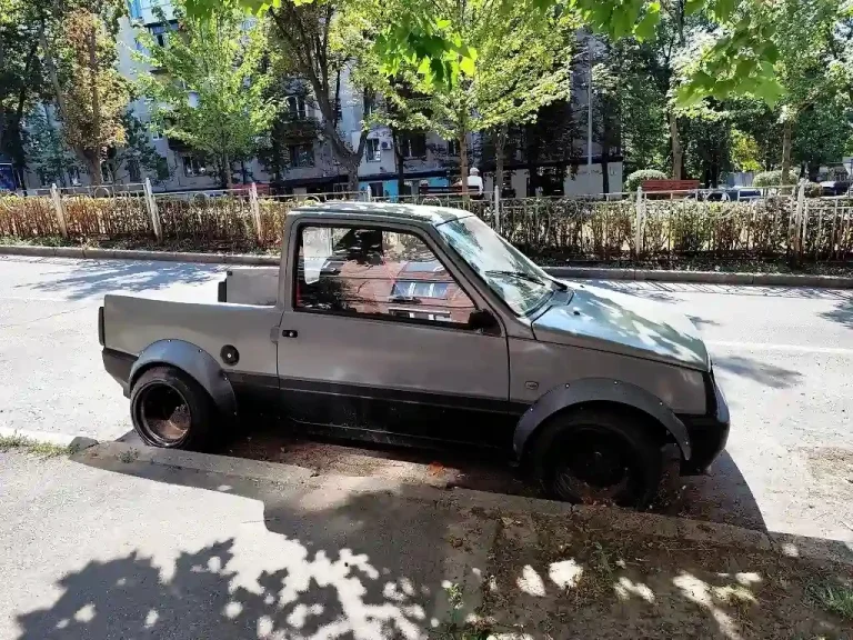 В Киеве замечен редчайший пикап – меньший за «Таврию»