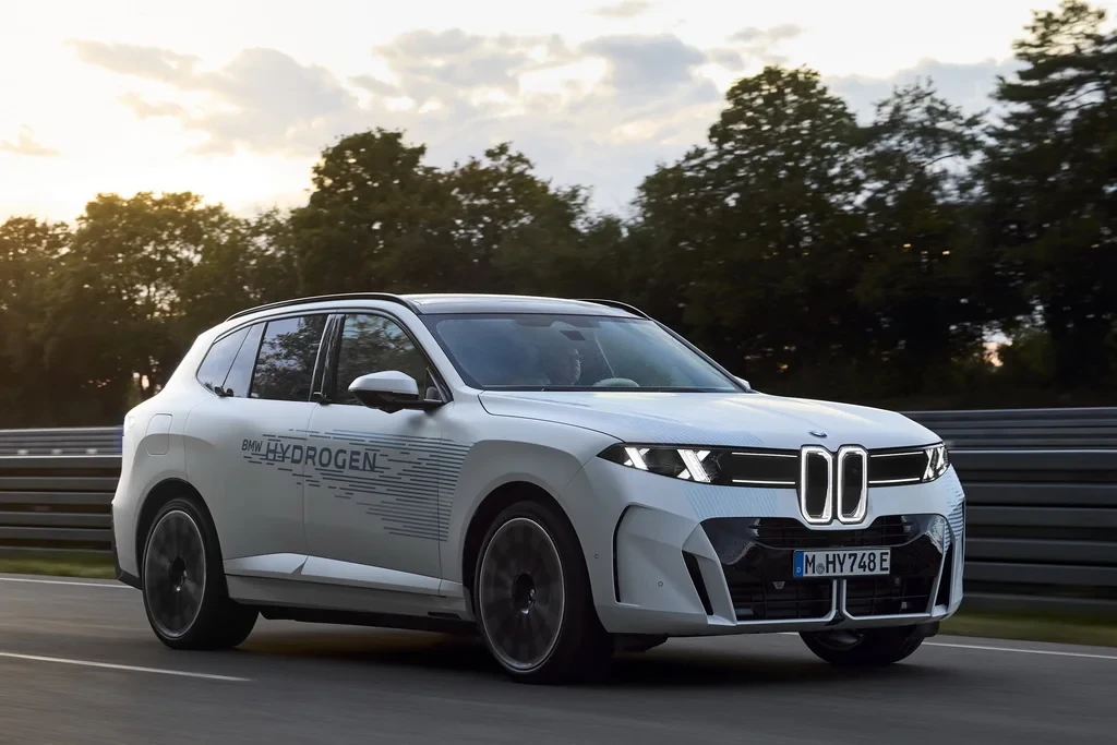 BMW рассекретила характеристики водородного кроссовера iX5 Hydrogen
