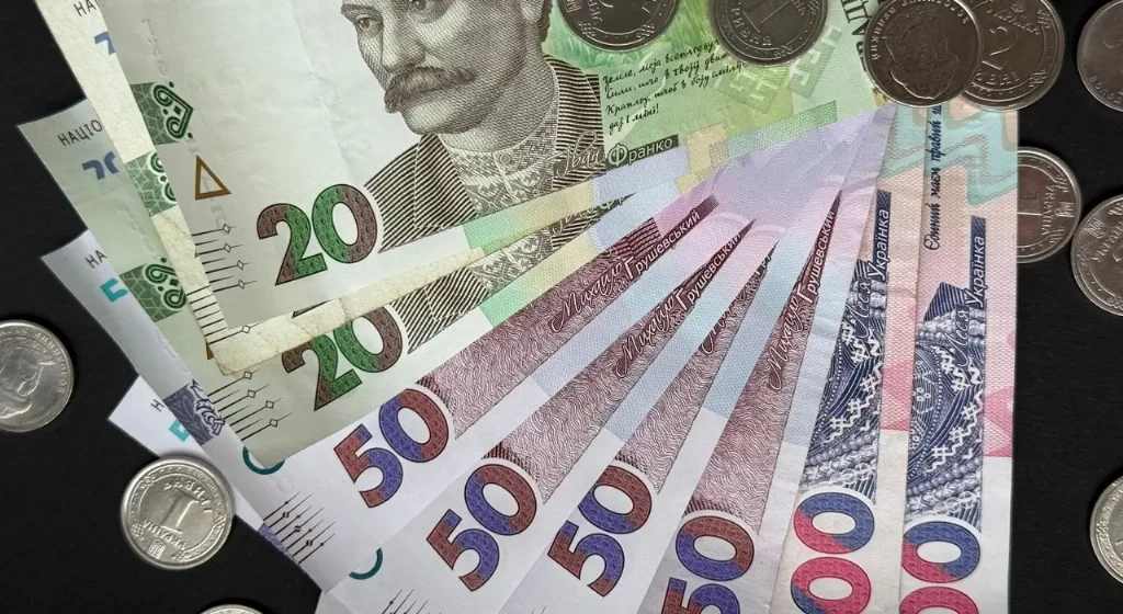 Скільки грошей втрачає Україна від зарплати у конвертах